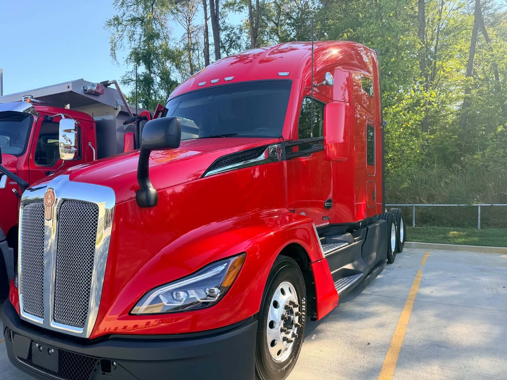 2023 Kenworth T680 in Knoxville, TN — photo 2