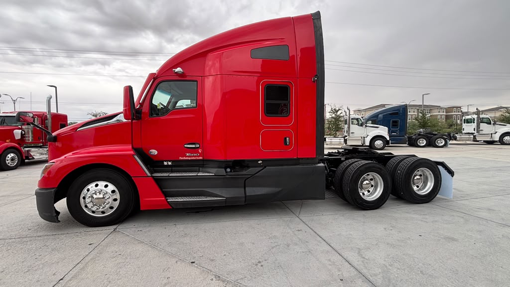 2023 Kenworth T680 in El Paso, TX — photo 2