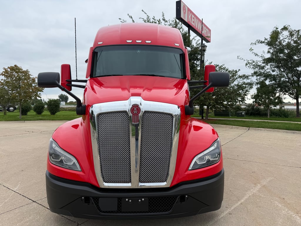 2023 Kenworth T680 in Cedar Rapids, IA — photo 7