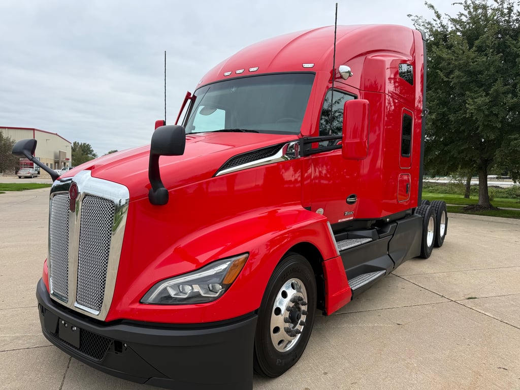 2023 Kenworth T680 in Cedar Rapids, IA — photo 2
