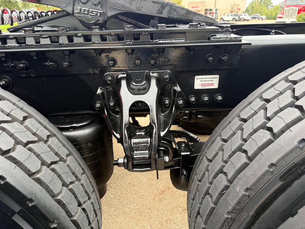 2023 Kenworth T680 in Cedar Rapids, IA — photo 4