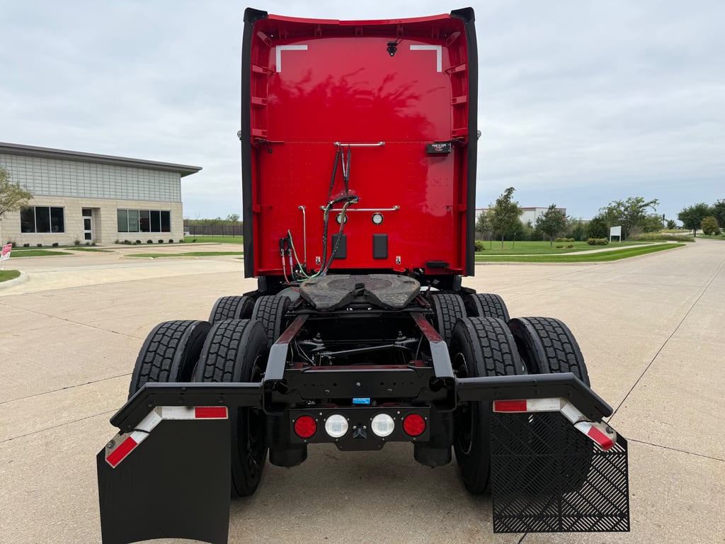 2023 Kenworth T680 in Cedar Rapids, IA — photo 5