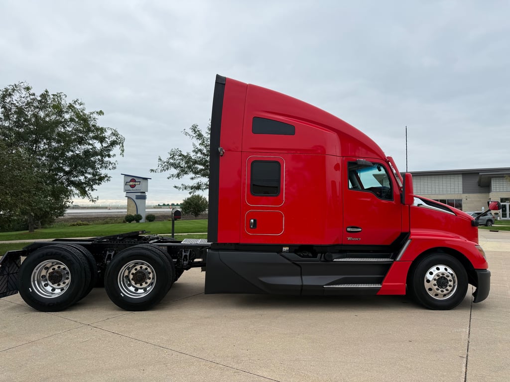 2023 Kenworth T680 in Cedar Rapids, IA — photo 8