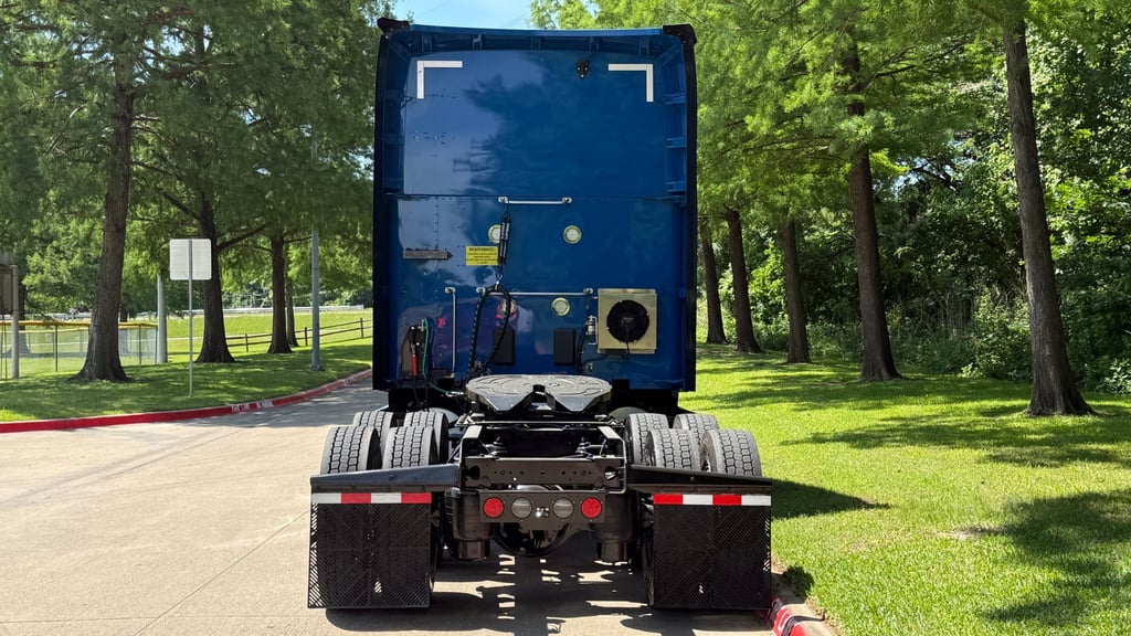 2023 Kenworth T680 in Dallas, TX — photo 4