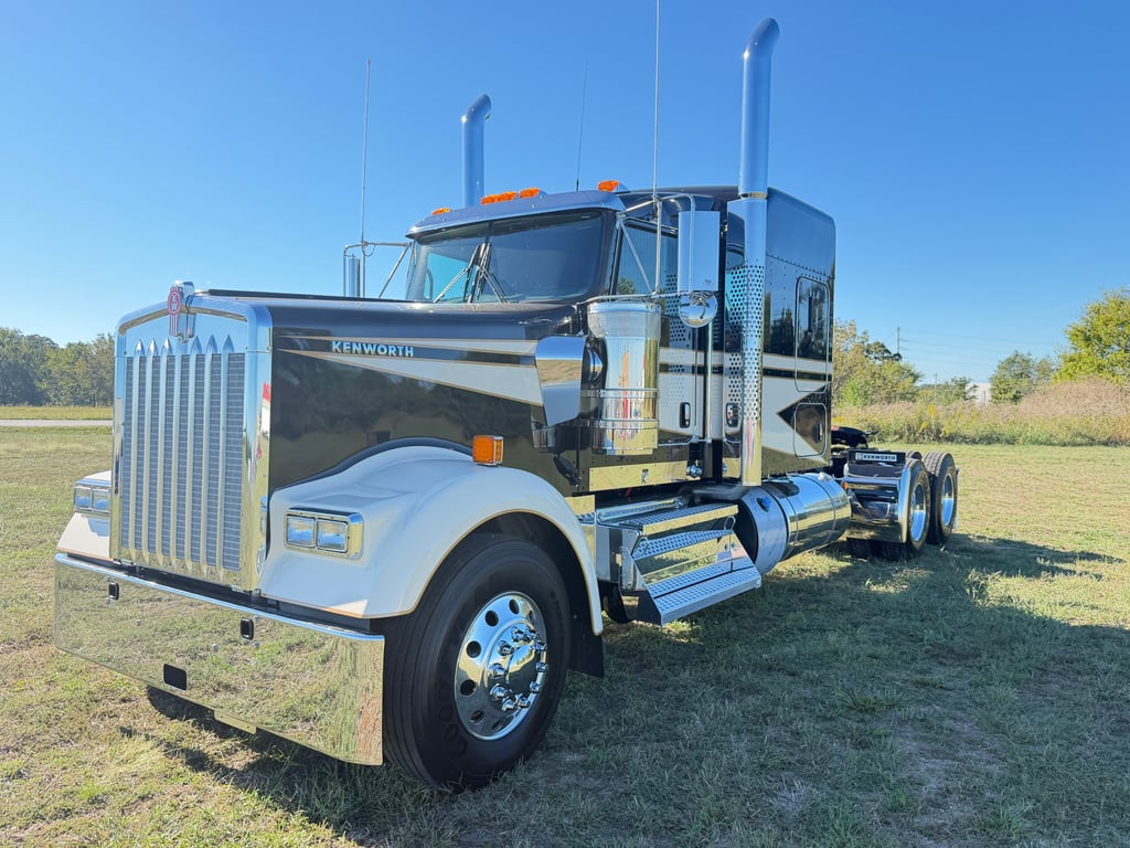 2027 Kenworth W900 in Joplin, MO — photo 2