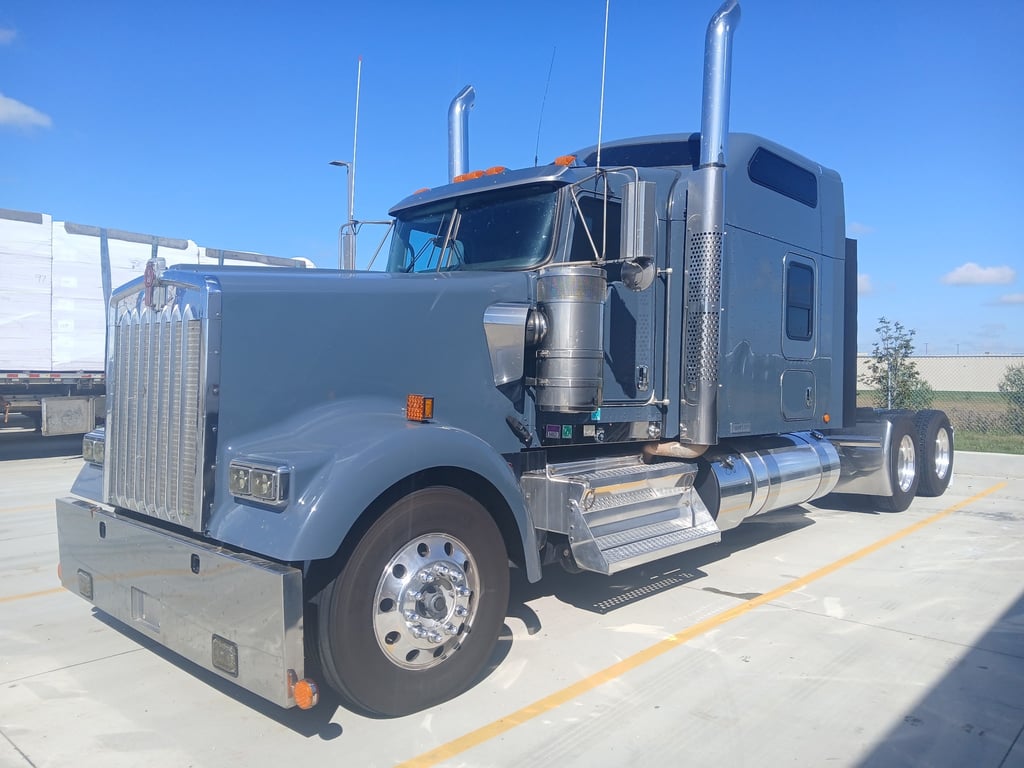 2023 Kenworth W900 in Omaha, NE — photo 2