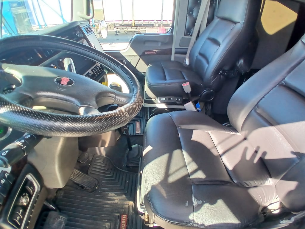 2023 Kenworth W900 in Omaha, NE — photo 5