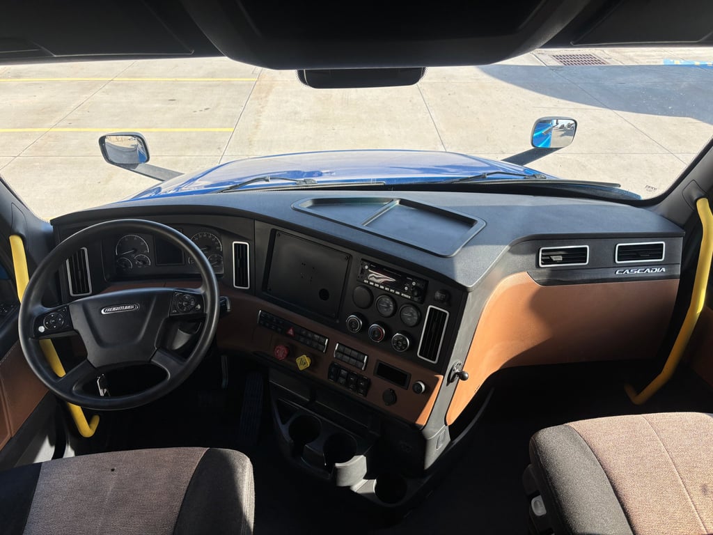 2023 Freightliner Cascadia in Omaha, NE — photo 3
