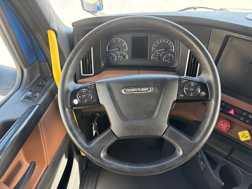 2023 Freightliner Cascadia in Omaha, NE — photo 7