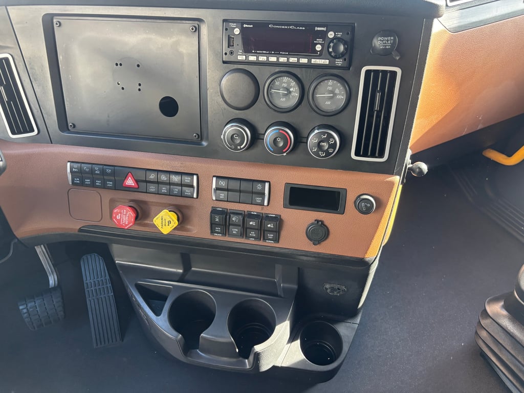 2023 Freightliner Cascadia in Omaha, NE — photo 8