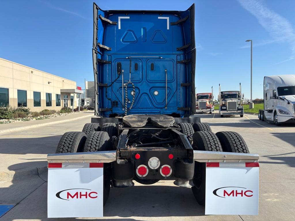 2023 Freightliner Cascadia in Omaha, NE — photo 5