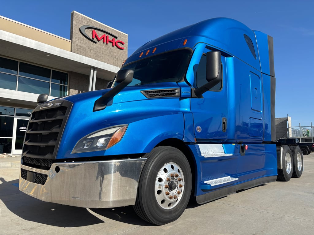 2023 Freightliner Cascadia in Omaha, NE — photo 2
