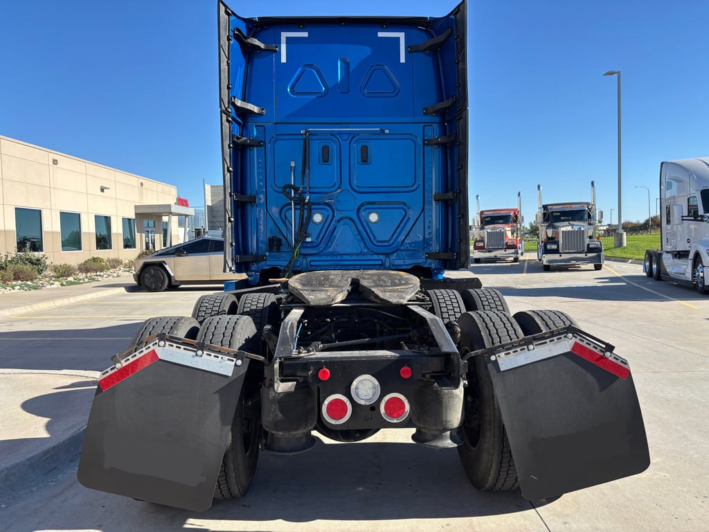 2023 Freightliner Cascadia in Omaha, NE — photo 5