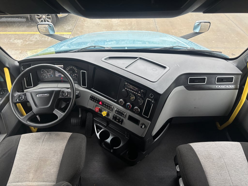 2023 Freightliner Cascadia in Omaha, NE — photo 3