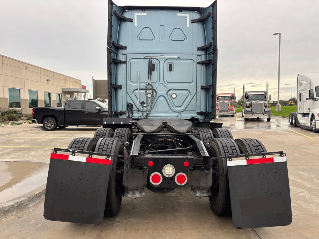2023 Freightliner Cascadia in Omaha, NE — photo 5