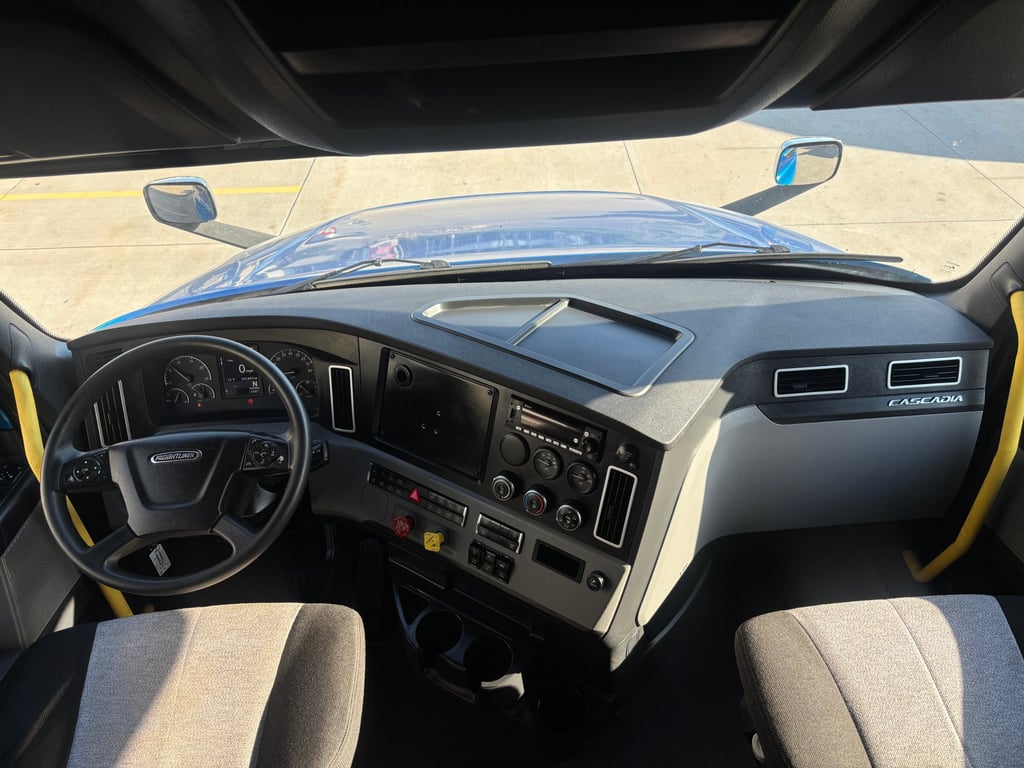 2023 Freightliner Cascadia in Omaha, NE — photo 3
