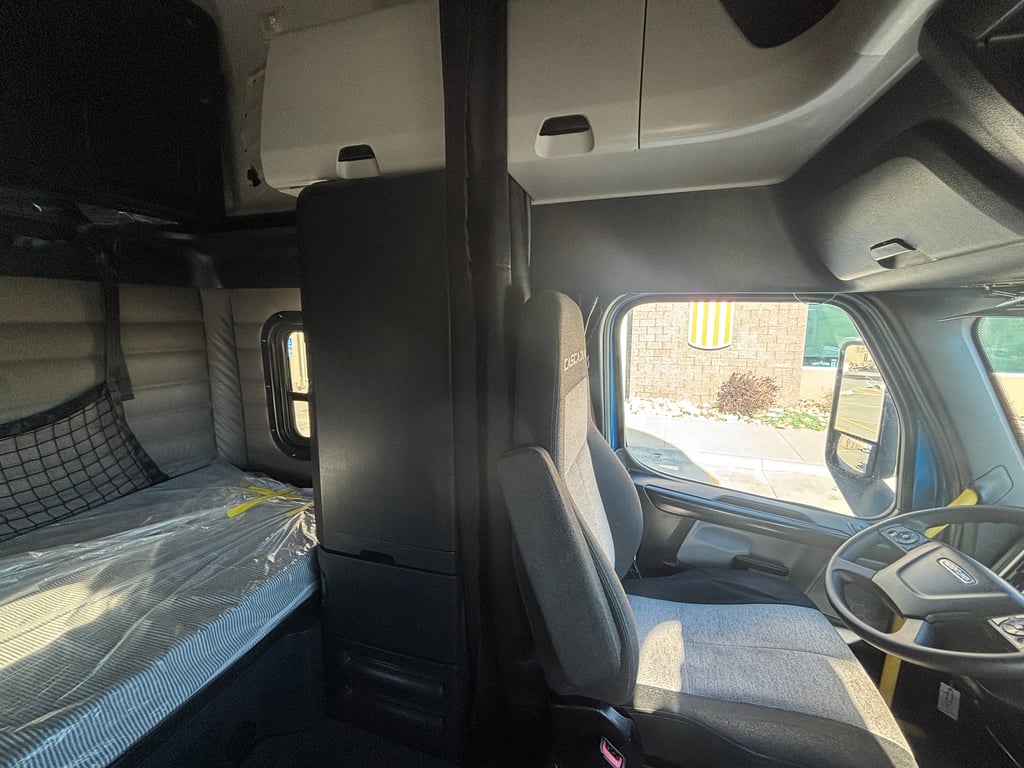 2023 Freightliner Cascadia in Omaha, NE — photo 8