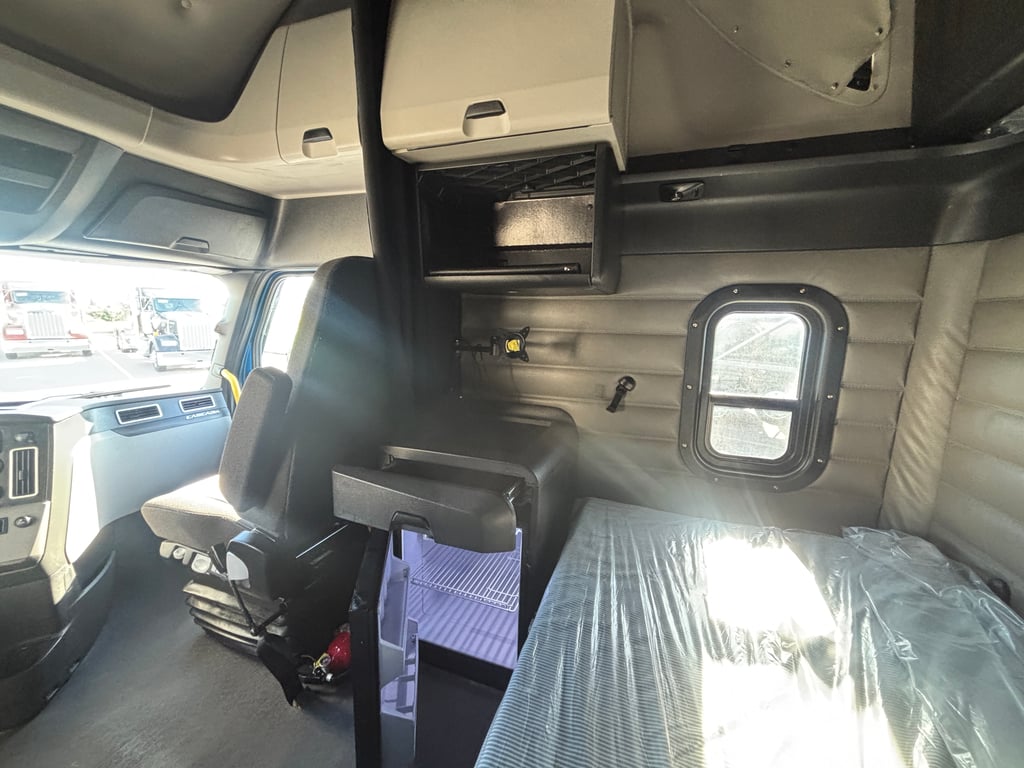 2023 Freightliner Cascadia in Omaha, NE — photo 7