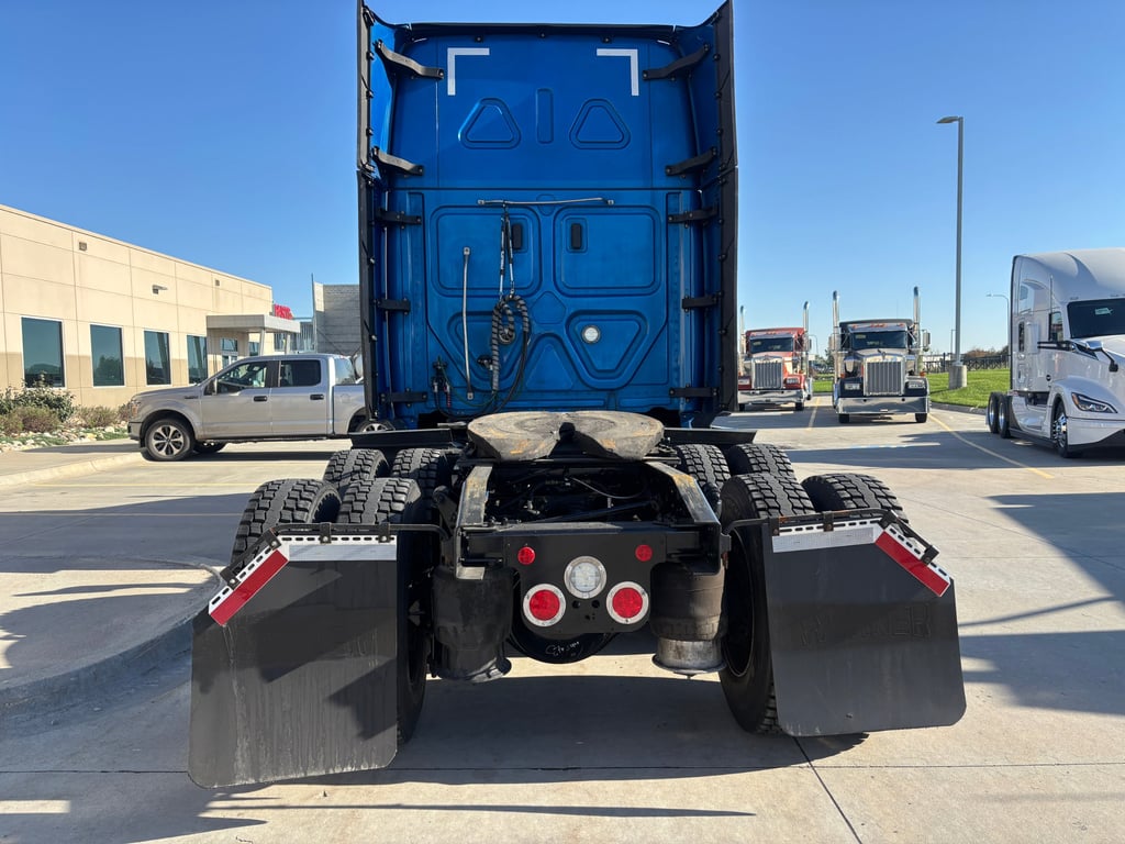 2023 Freightliner Cascadia in Omaha, NE — photo 5