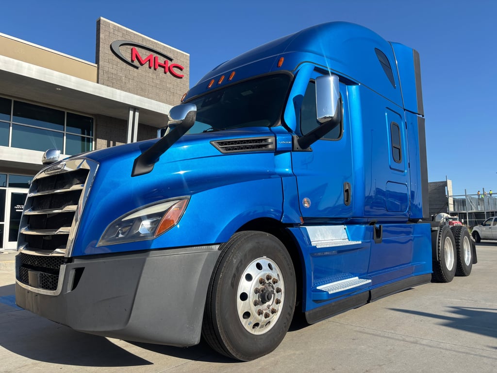 2023 Freightliner Cascadia in Omaha, NE — photo 2