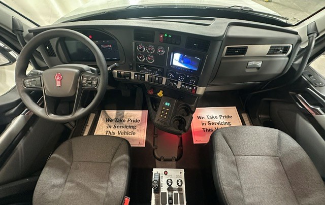 2027 Kenworth T880 in Kansas City, MO — photo 2