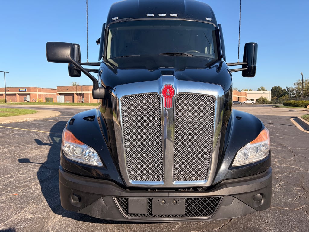 2023 Kenworth T680 in Kansas City, MO — photo 8