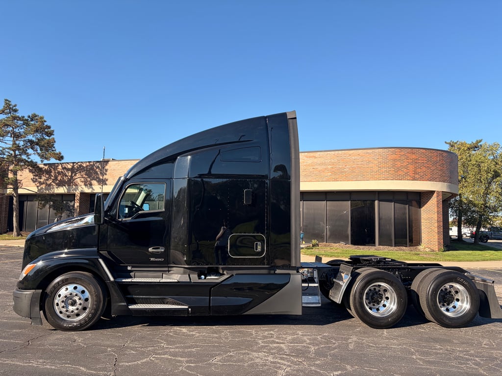 2023 Kenworth T680 in Kansas City, MO — photo 7