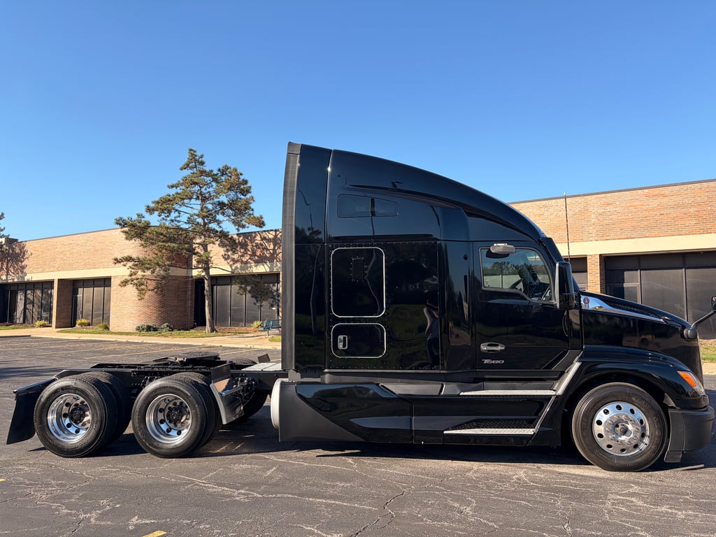 2023 Kenworth T680 in Kansas City, MO — photo 2