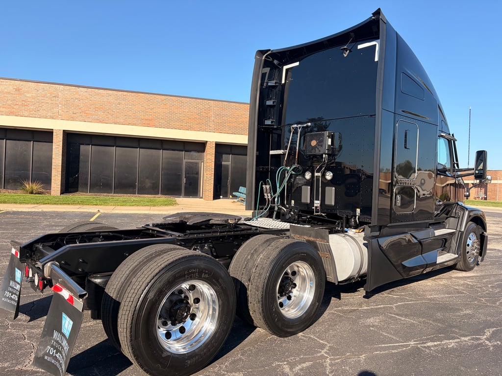 2023 Kenworth T680 in Kansas City, MO — photo 3