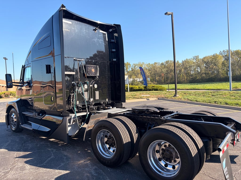 2023 Kenworth T680 in Kansas City, MO — photo 6
