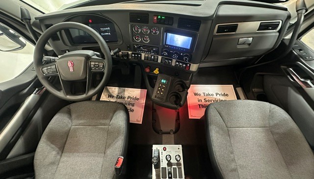 2027 Kenworth T880 in Hickory, NC — photo 2