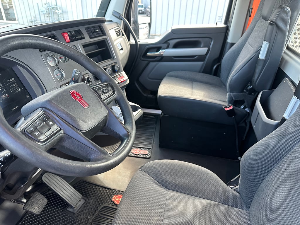 2022 Kenworth T680 in Quad Cities — photo 3