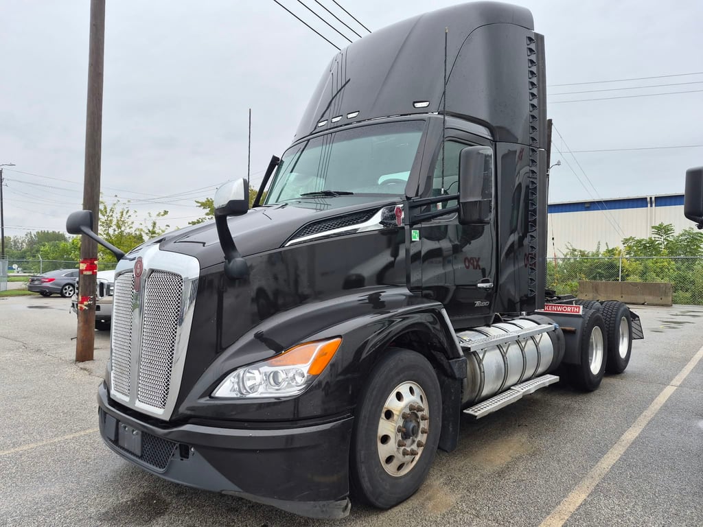 2022 Kenworth T680 in Quad Cities — photo 2