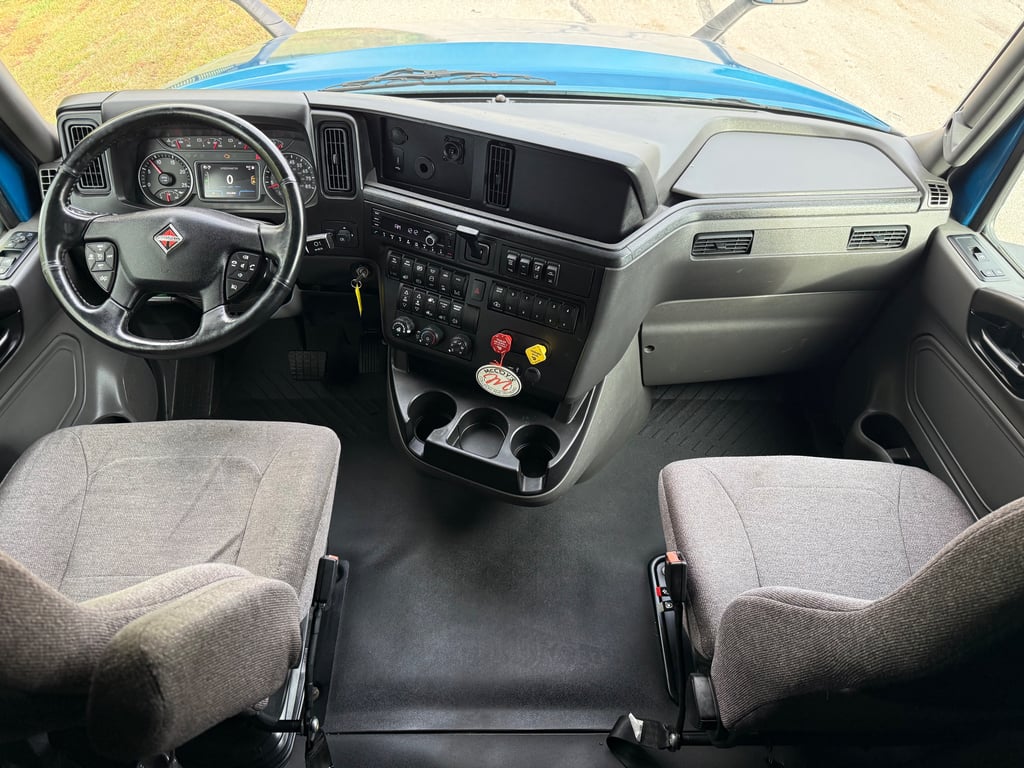 2024 International LT in Springfield, MO — photo 3