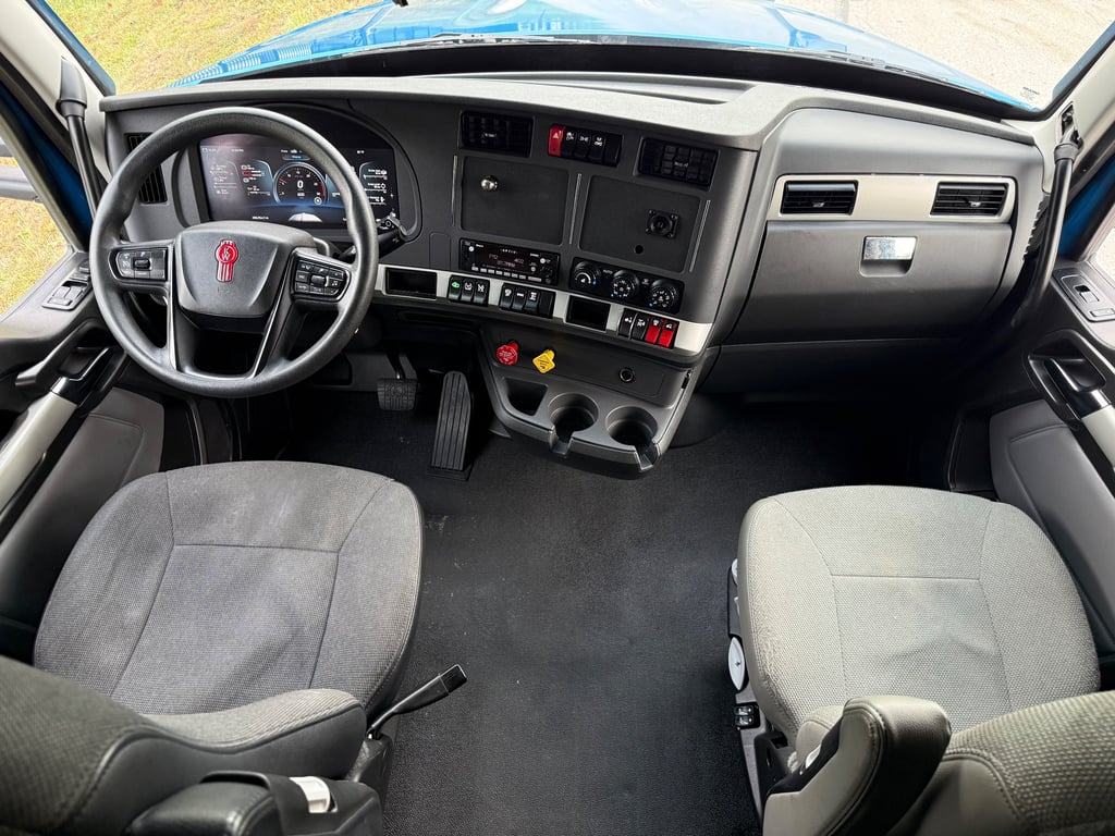 2024 Kenworth T680 in Springfield, MO — photo 2