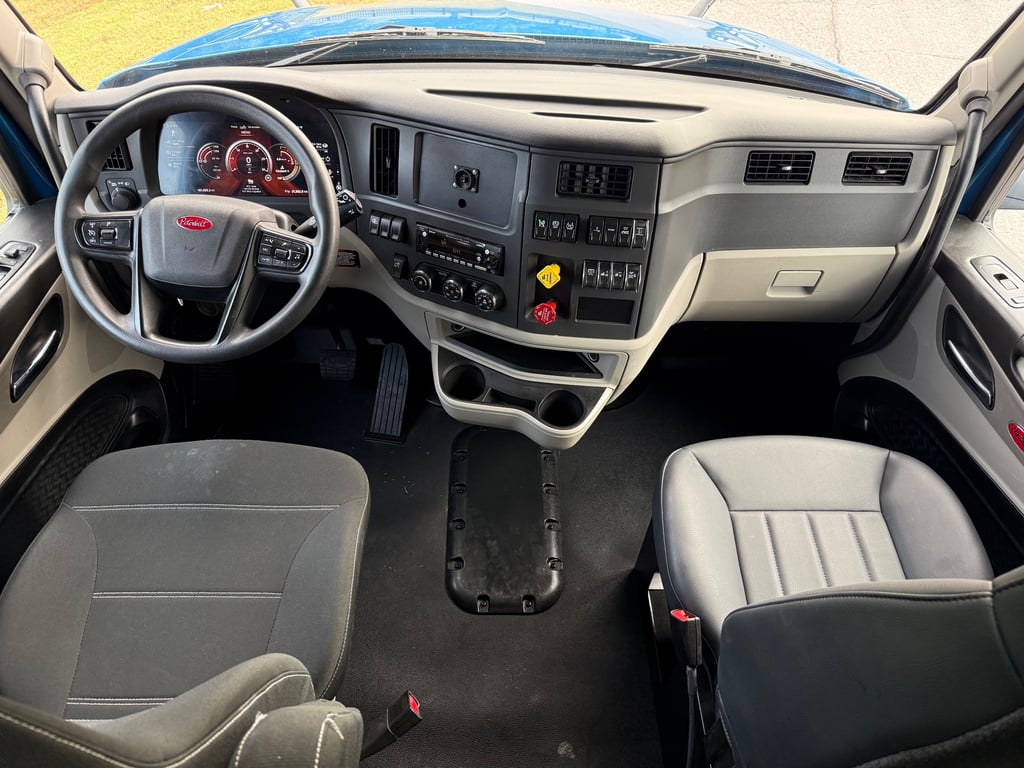 2025 Peterbilt 579 in Springfield, MO — photo 3