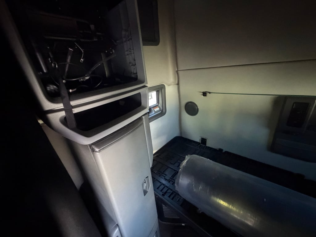 2022 Volvo VNL 760 in Nashville, TN — photo 8