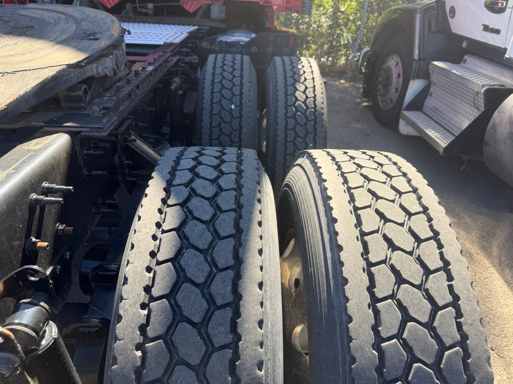 2022 Volvo VNL 760 in Nashville, TN — photo 4