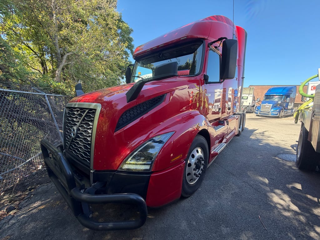 2022 Volvo VNL 760 in Nashville, TN — photo 2