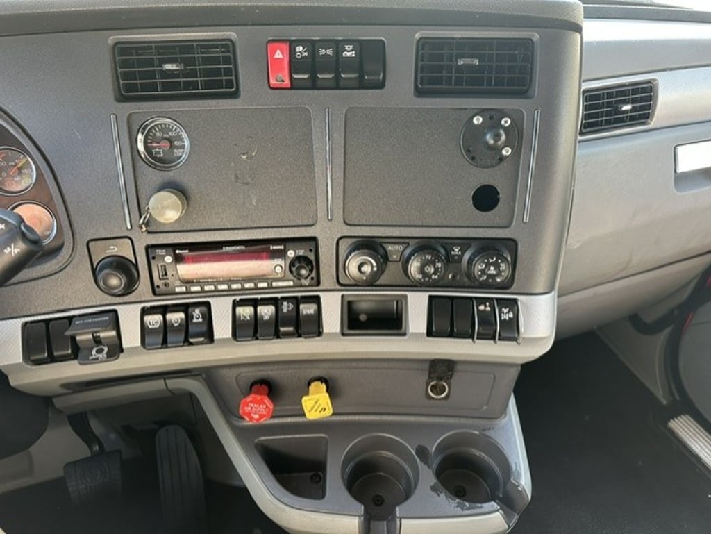 2022 Kenworth T680 in Fort Worth, TX — photo 6