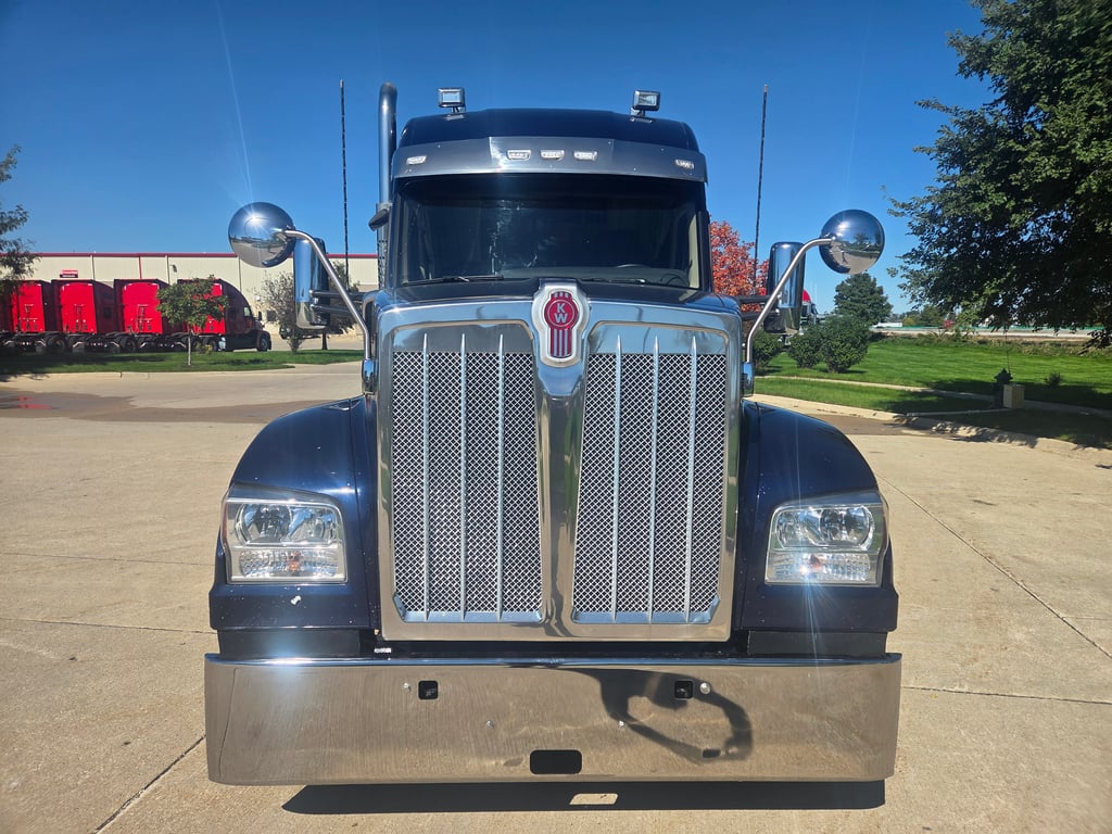 2024 Kenworth W990 in Cedar Rapids, IA — photo 6