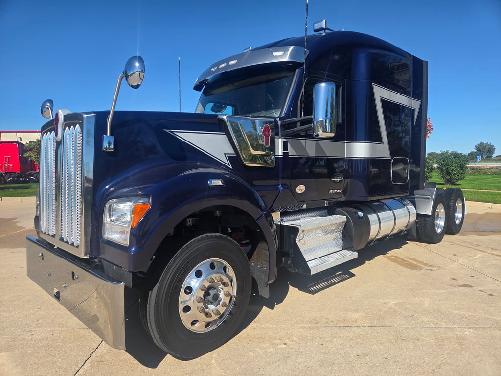 2024 Kenworth W990 in Cedar Rapids, IA — photo 2