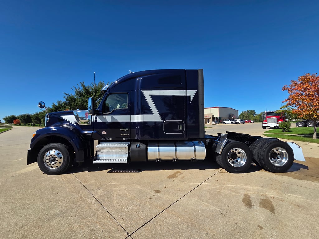 2024 Kenworth W990 in Cedar Rapids, IA — photo 8