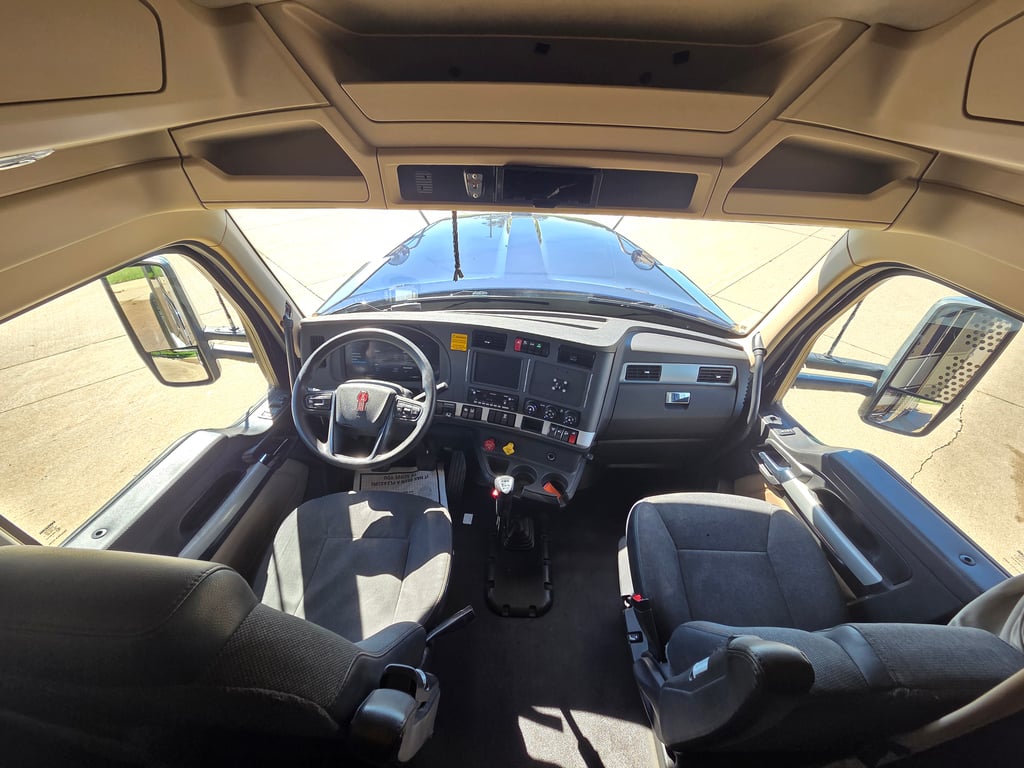 2024 Kenworth W990 in Cedar Rapids, IA — photo 3