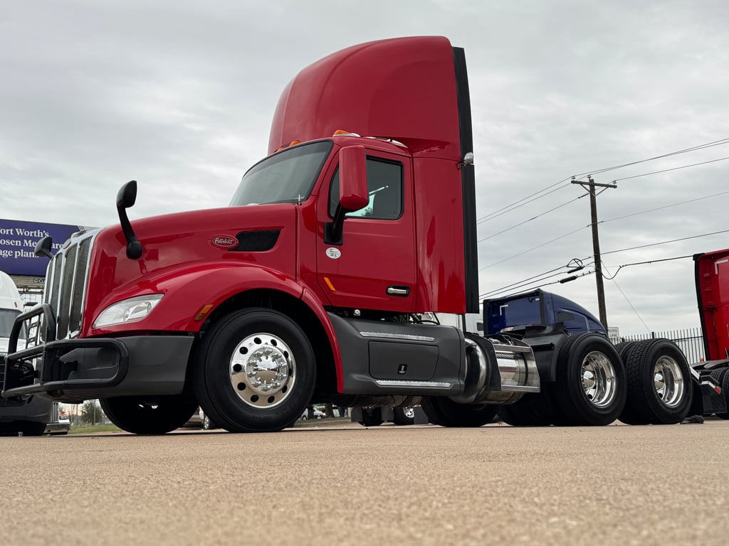 2021 Peterbilt 579 in Dallas, TX — photo 2