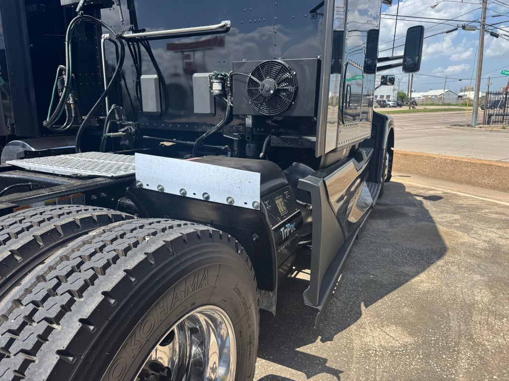 2023 Kenworth T680 in Dallas, TX — photo 5