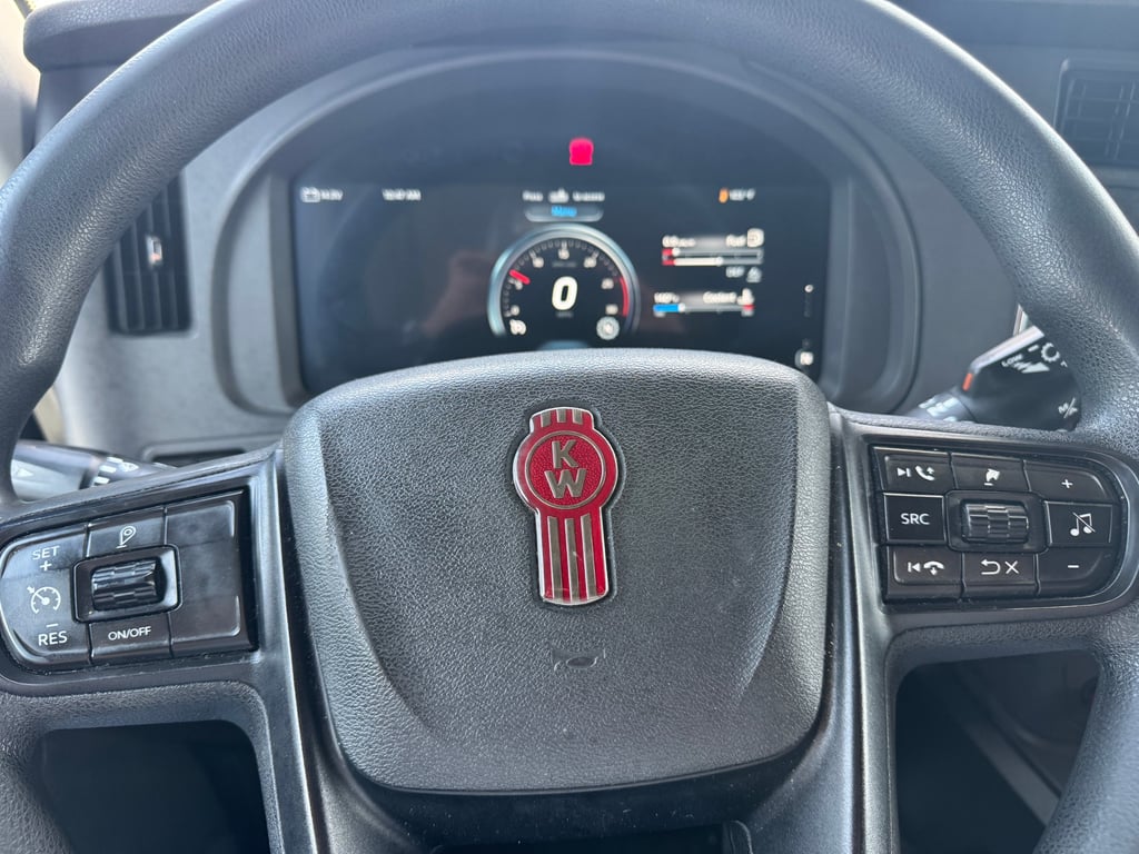 2023 Kenworth T680 in Dallas, TX — photo 7