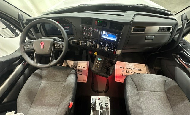2027 Kenworth T880 in St. Joseph, MO — photo 2