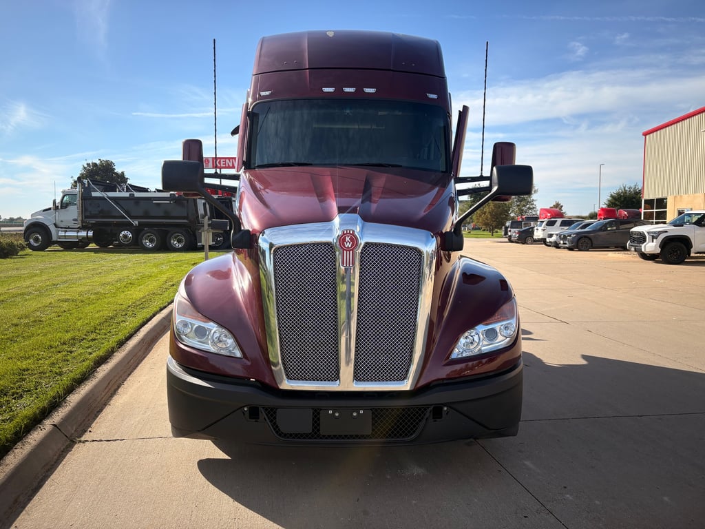 2023 Kenworth T680 in Cedar Rapids, IA — photo 2
