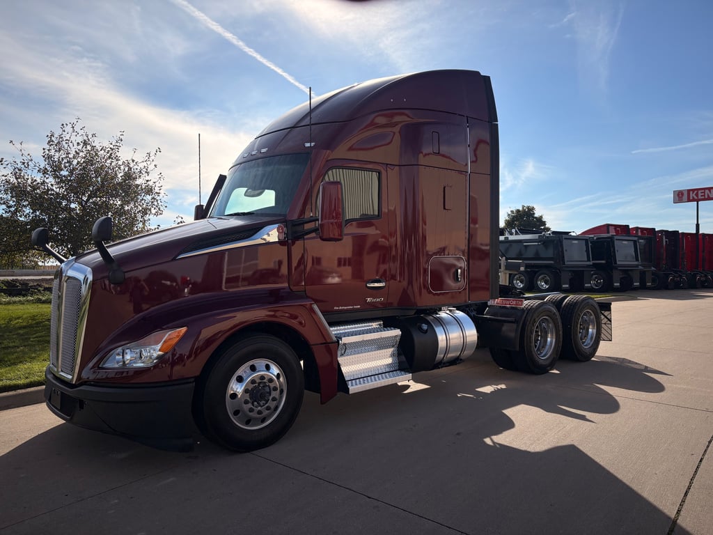 2023 Kenworth T680 in Cedar Rapids, IA — photo 3